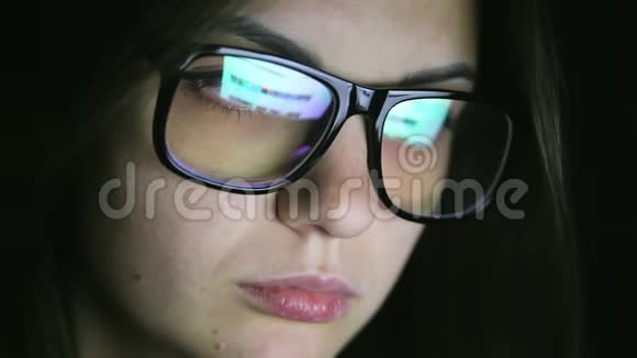 有魅力的年轻女性晚上在家里电脑工作学生女孩上网看着显示器视频的预览图