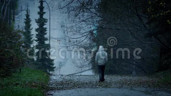 人走在寒冷潮湿的日子里视频的预览图