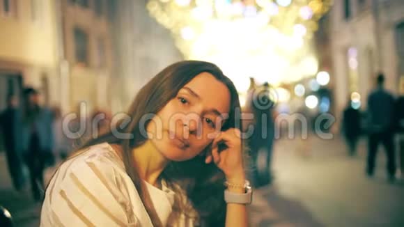 美丽的微笑的年轻女子照亮了行人区的背景视频的预览图