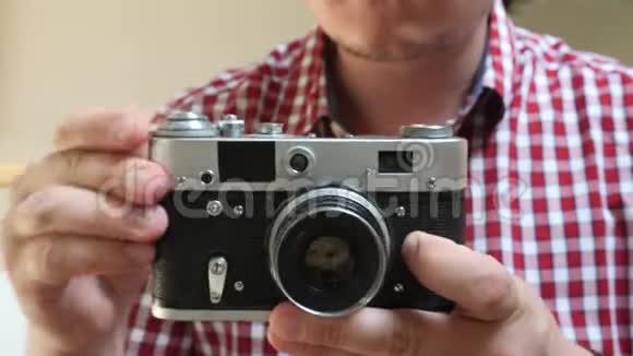 摄影师拍摄旧相机照片视频的预览图