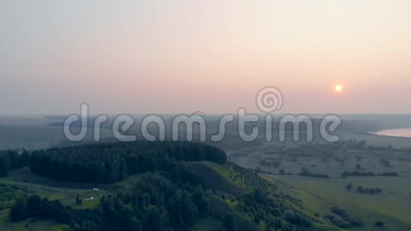 人与滑翔机在日落背景的天空漂浮滑翔伞动作极限运动理念视频的预览图