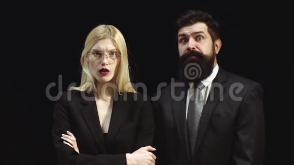 性感漂亮的金发女人和老师男人商人孤立无援英俊的男人和漂亮的女人站在黑色视频的预览图