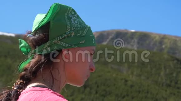 穿着绿手帕的喀尔巴阡山铺着格子布的年轻女子视频的预览图