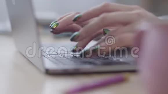 年轻女性白种人在笔记本电脑键盘上打字的特写办公室工作现代技术在线视频的预览图