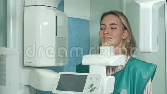 年轻女子做牙科全脑扫描视频的预览图