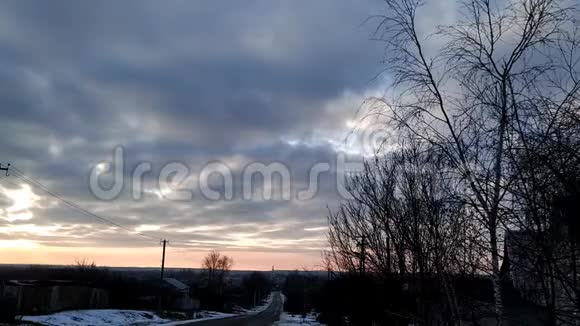 早晨冬日天空中的灰云视频的预览图