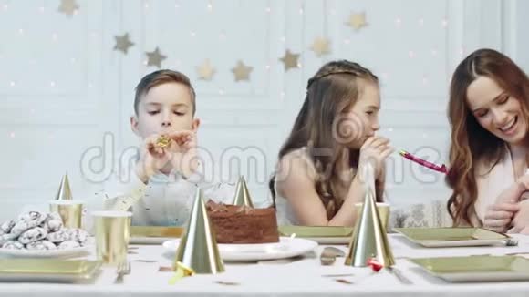 幸福的一家人坐在节日的桌子上拿着圣诞烟斗视频的预览图