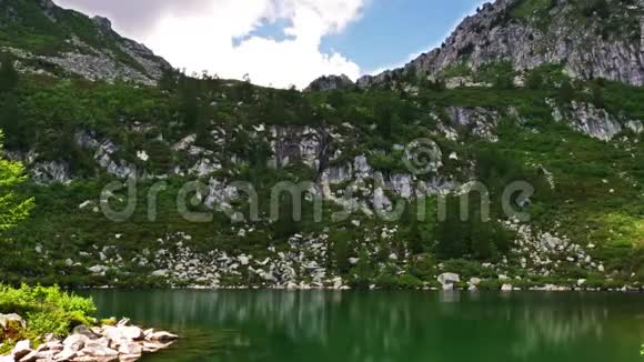 来自意大利的美丽的湖光山色亚当洛公园视频的预览图
