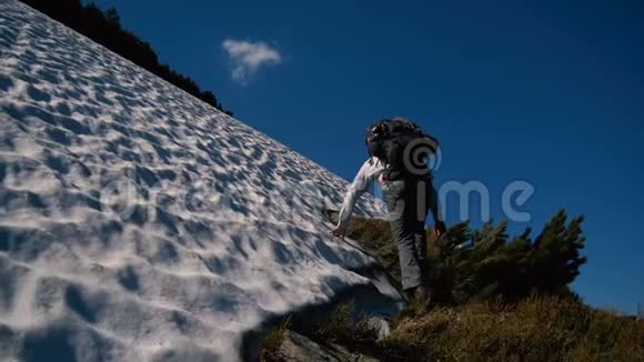 勇敢的游客在斯洛文尼亚的喀尔巴阡山上爬雪视频的预览图