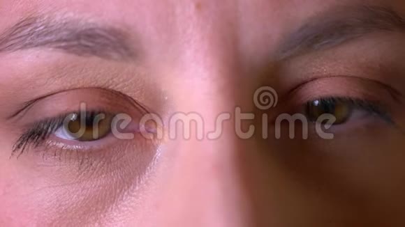 年轻女性面部特写镜头棕色眼睛闭着张开眼睛看镜头视频的预览图