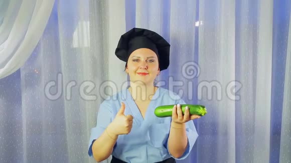 围裙女厨师微笑着手里拿着西葫芦示课视频的预览图