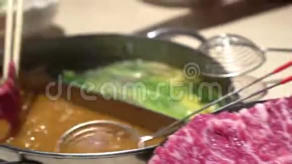 中式火锅花生汤蘸牛肉片视频的预览图