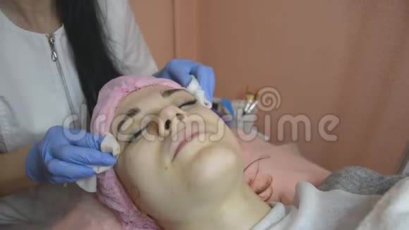 美容师给女性患者擦脸皮肤的强化手术视频的预览图