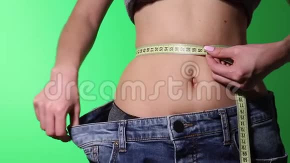 女孩测量腰部保护良好的营养和健康的生活方式视频的预览图