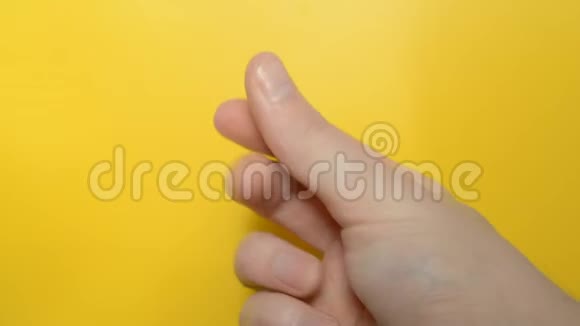 手握黄色背景的手指视频的预览图