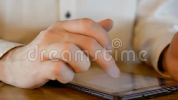 年轻人的手在平板电脑上打字视频的预览图