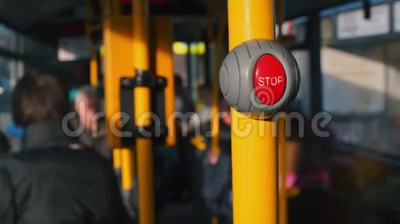公共交通扶手上的停车按钮在残疾人的地方视频的预览图