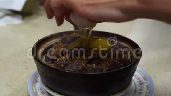 手裂鸡蛋米泥锅香港粤式中餐视频的预览图