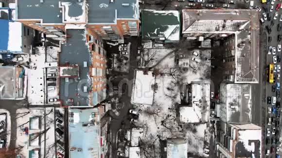 从鸟瞰大城市街道视频的预览图