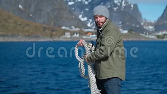 严肃的水手在船上系泊时拉着一根粗绳视频的预览图