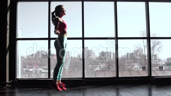 年轻漂亮的运动女孩在健身房里跳着钻来钻去对着铁窗20s4k视频的预览图