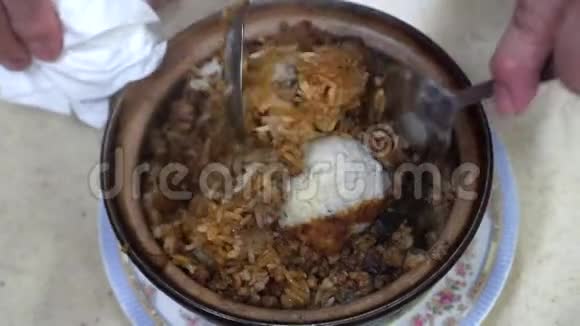 手拌广东土锅饭中国街头美食视频的预览图