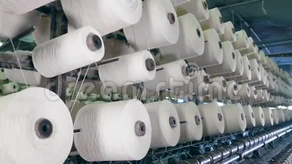 纺织厂机器线轴与纤维在机架上切割纺织厂设备在工作视频的预览图