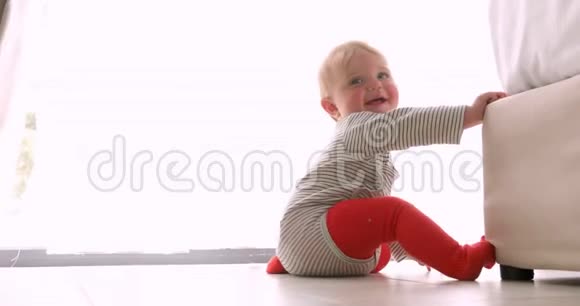 快乐的婴儿坐在床边视频的预览图