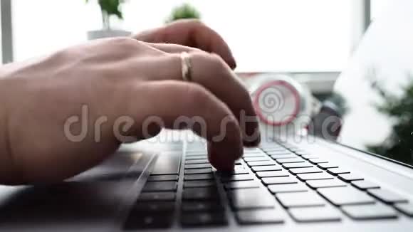 穿西装的男性手臂在银色键盘上打字视频的预览图