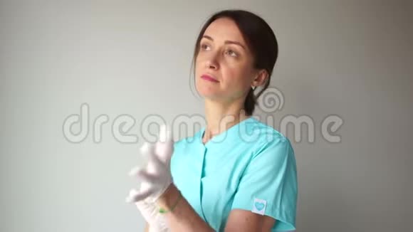美丽的白种人医生或护士把白色无菌手套国际护士日视频的预览图