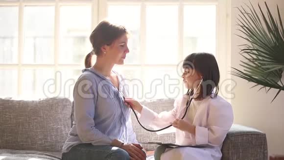 女孩子穿着制服当医生跟妈妈玩视频的预览图