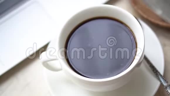 新鲜牛奶倒入咖啡杯中视频的预览图