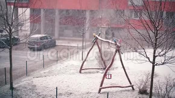冬季住宅建筑的院子视频的预览图