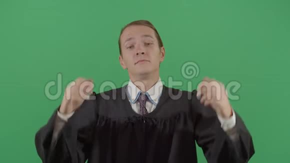 成年男性法官与拇指认可视频的预览图