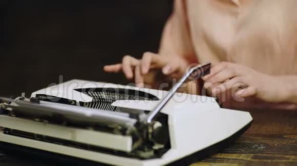 在老式打字机上合上作家的手印用旧打字机打字女在复古机器上打字视频的预览图