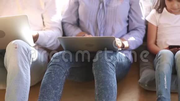 痴迷于电子产品的父母和孩子使用沉迷设备视频的预览图