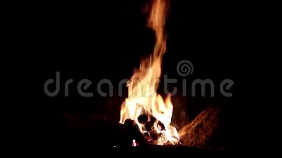 篝火晚会黑暗背景上的巨大火焰篝火特写视频的预览图