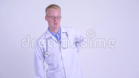 一位年轻的金发男医生背痛视频的预览图