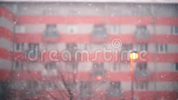 降雪背景的一栋多层住宅楼视频的预览图