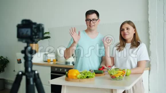 幸福的家庭录音视频有机蔬菜谈论使用相机视频的预览图