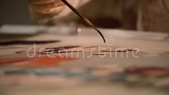 女艺术家手的特写镜头拿着画笔和绘画在蜡染技术中创造一幅画视频的预览图