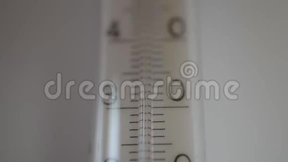 白色背景上隔离的酒精温度计视频的预览图
