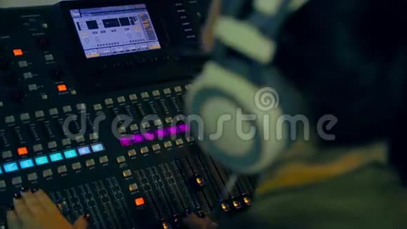 混合控制台在彩色照明妇女手工作视频的预览图