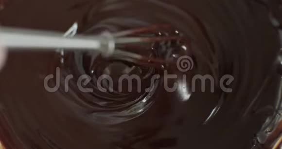 混合优质融化黑巧克力与搅拌视频的预览图