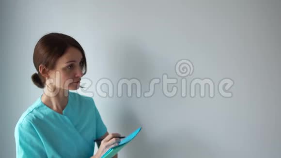 病房里的医生一男一女穿着医疗服正谈笑风生医学幽默视频的预览图