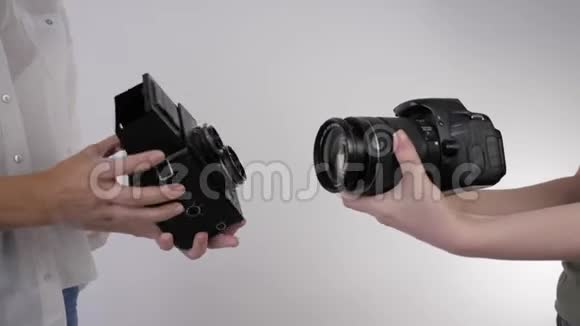摄影设备老式相机和现代单反相机的比较视频的预览图