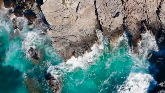 海水冲刷海岸岩石的俯视图视频的预览图