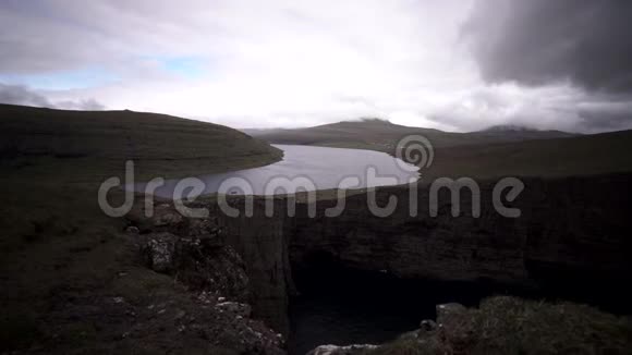 Sorvagsvatn湖在瓦加尔岛的悬崖上建立了拍摄滑动摄像机视频的预览图