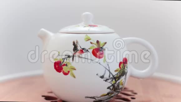 白色小茶壶放大白色背景视频的预览图