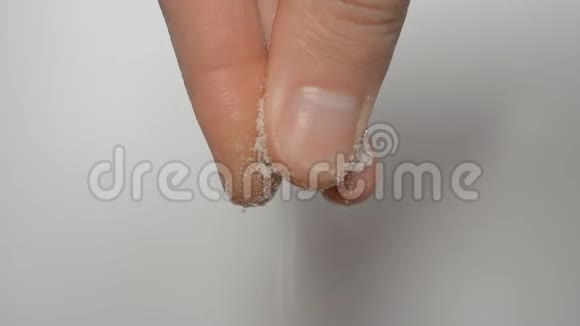 男性的手手指在白色背景上大量地盐渍视频的预览图